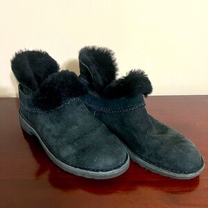 UGG Women's Mckay Ankle Boots Black Sheepskin Suede Fur Lined Size 7 1012358